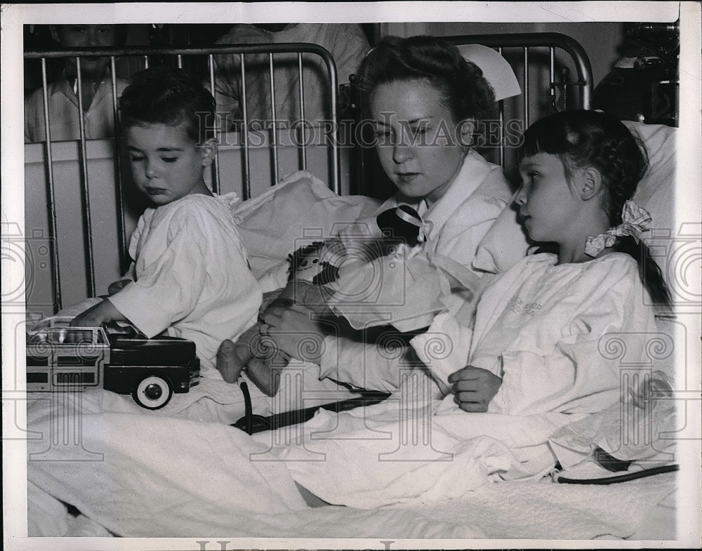 1947 Chicago nurse &amp; children D Collins &amp; Barb Van Roekel - Historic Images