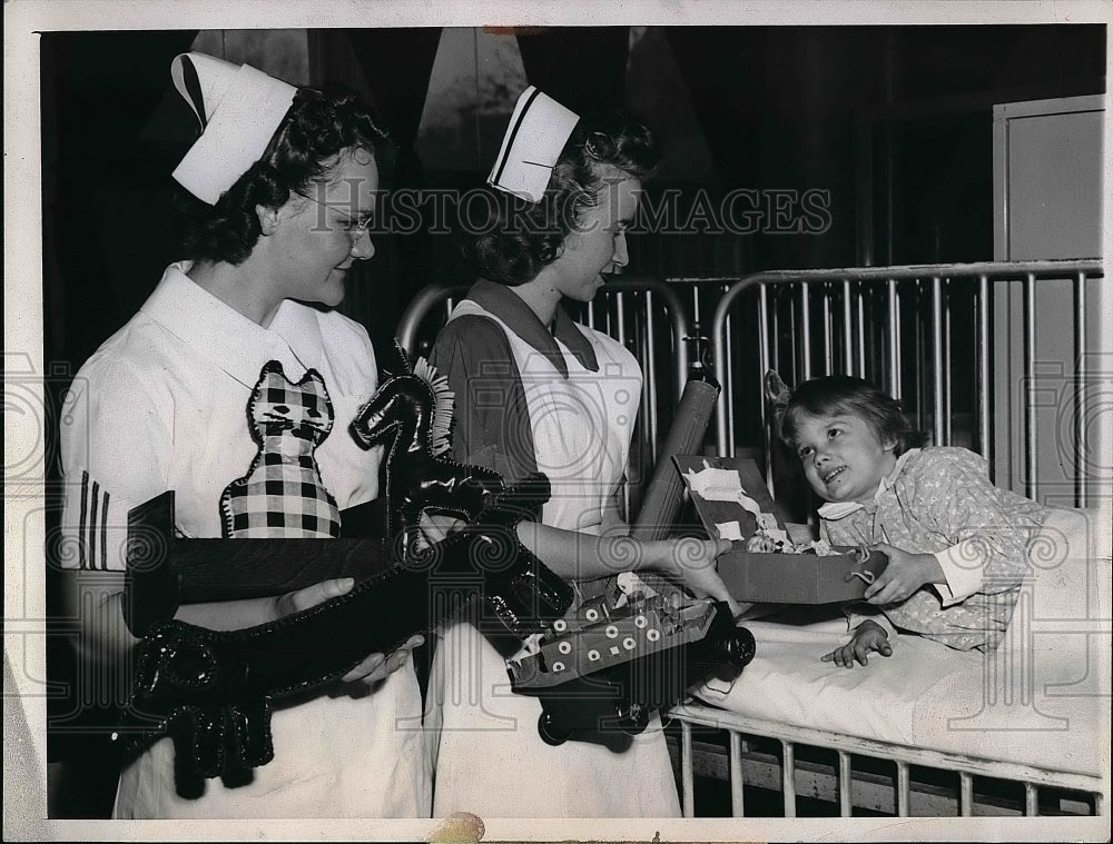 1943 Press Photo Nurses N Shelmadine,L Edmonton at Chicago Memoria Hosp - Historic Images