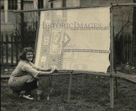 1921 Press Photo Ida Schnell & lace curtains for her home - nea52368 - Historic Images