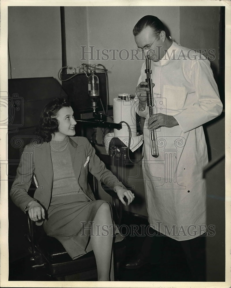 1939 Press Photo Dr Sulser and a camoscope for Dental exam - nea52393 - Historic Images