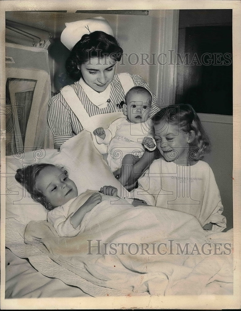 1948 Press Photo Nurse M Stumpf at Childrens Memorial Hosp.Nicholsson,Borden - Historic Images