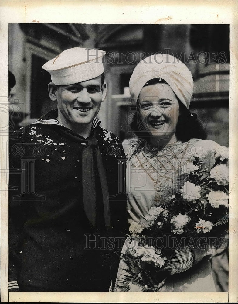 1942 USN, Daniel Smith & bride Peggy Evans in London  - Historic Images