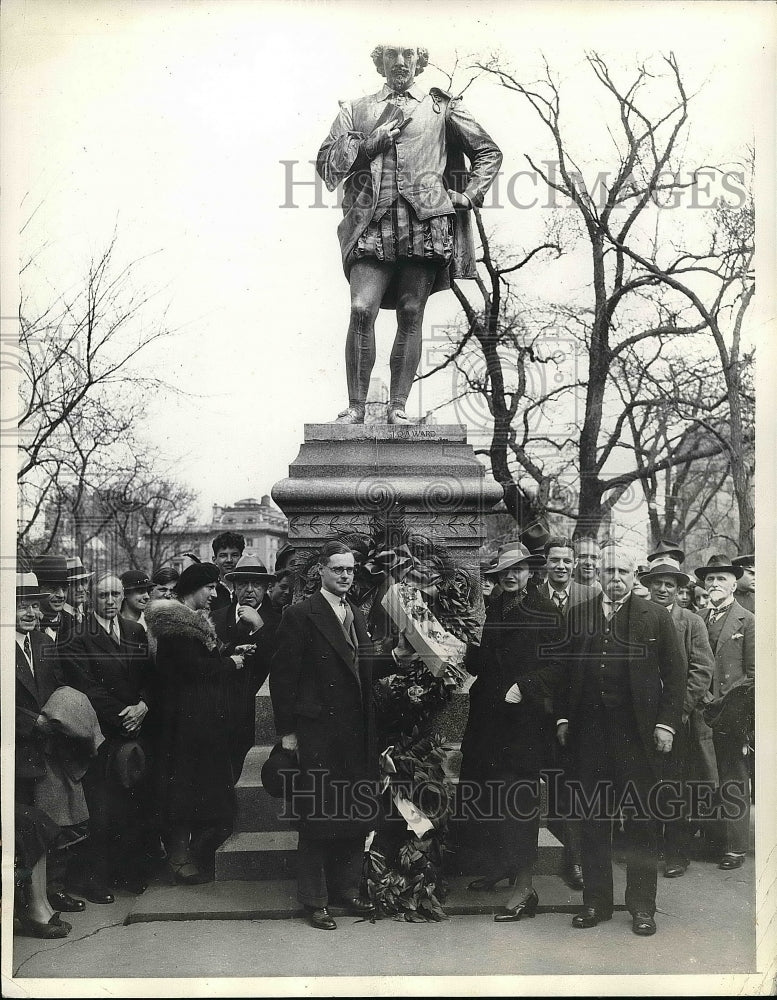 1935 Press Photo Actress Katharine Cornell Places Wreath At Shakespeare Statue - Historic Images