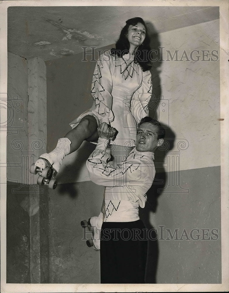 1948 Press Photo Figure skaters, Dorothy May Santich &amp; Bob Horschler - nea52458 - Historic Images