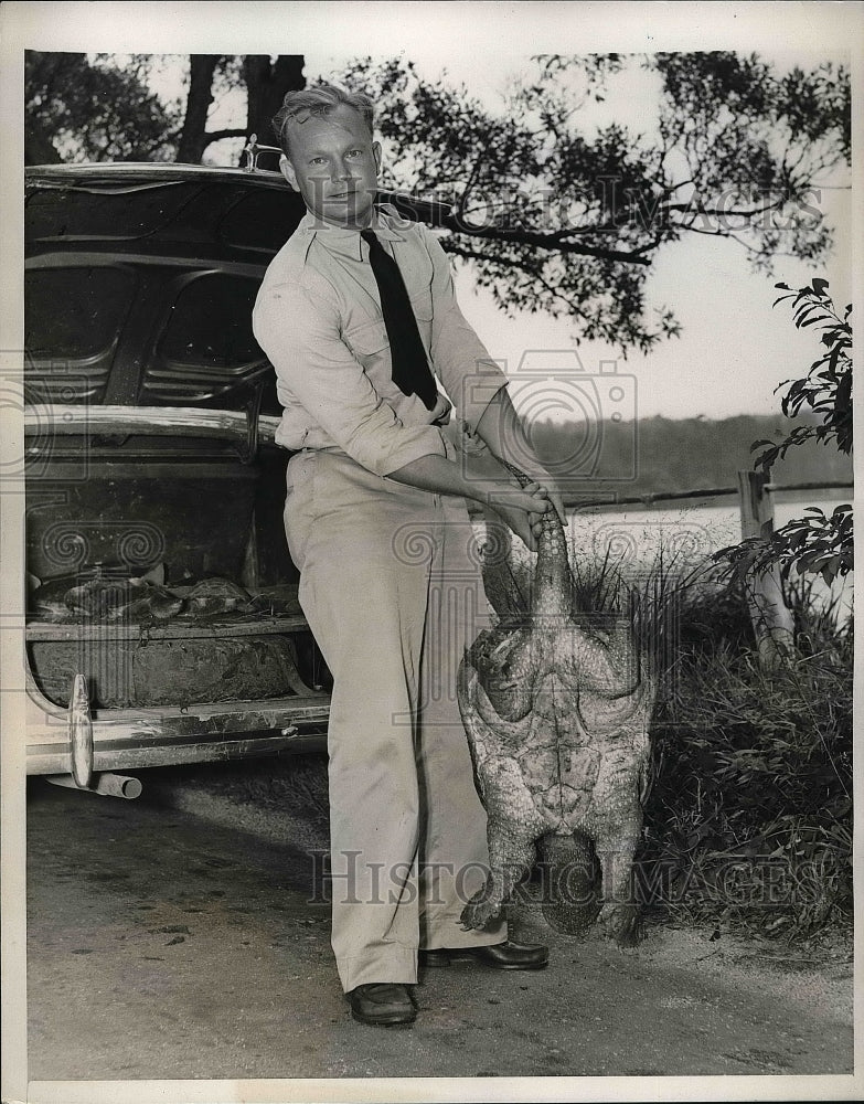 1939 Warden John Smigel &amp; turtles in New York  - Historic Images