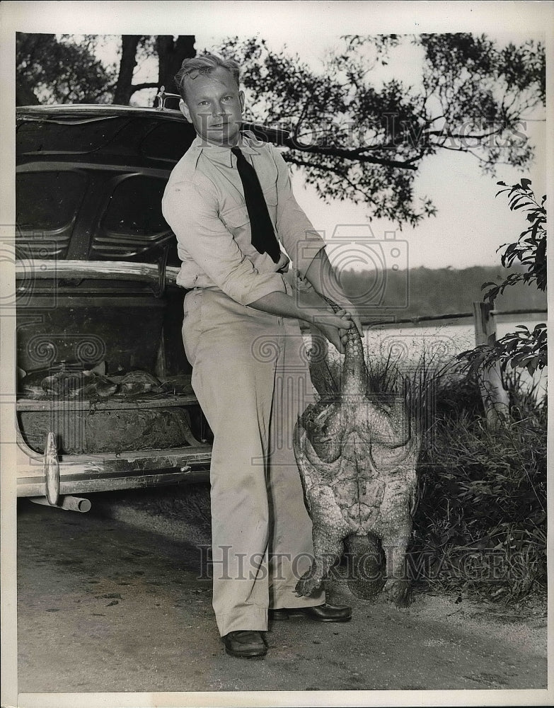 1939 Warden John Smigel & turtles in New York  - Historic Images