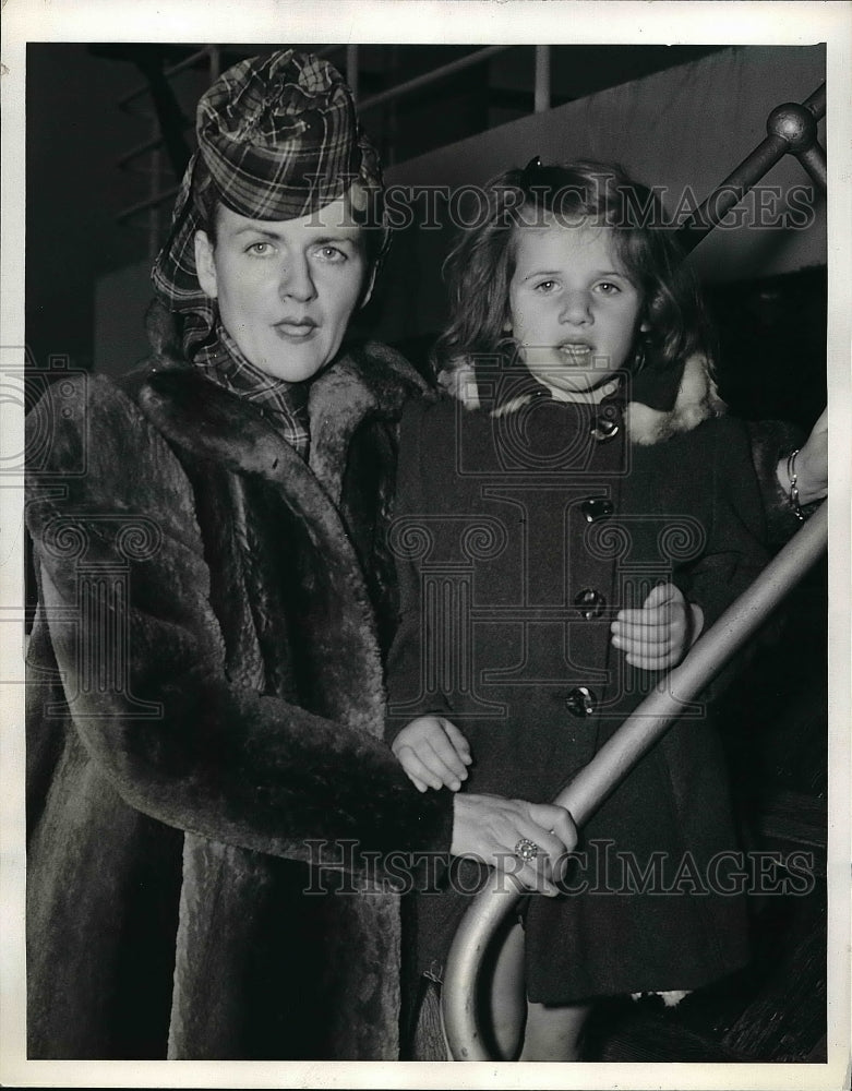 1941 Press Photo Mrs. Major Andree Srokowska &amp; daughter Edith arrive in New York-Historic Images