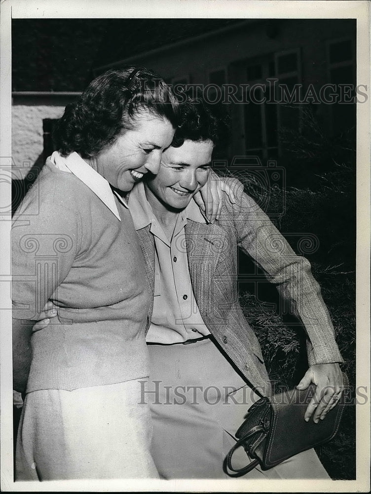 1946 Press Photo Lotrise Suggs and Mrs. Dan Chandler at golf tournament - Historic Images