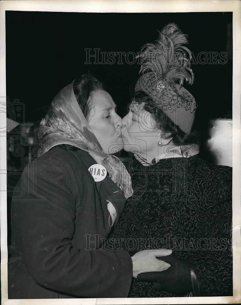 1950 Sisters Mrs. Rosaly Shneider Dora Wiener kiss on dock - Historic Images
