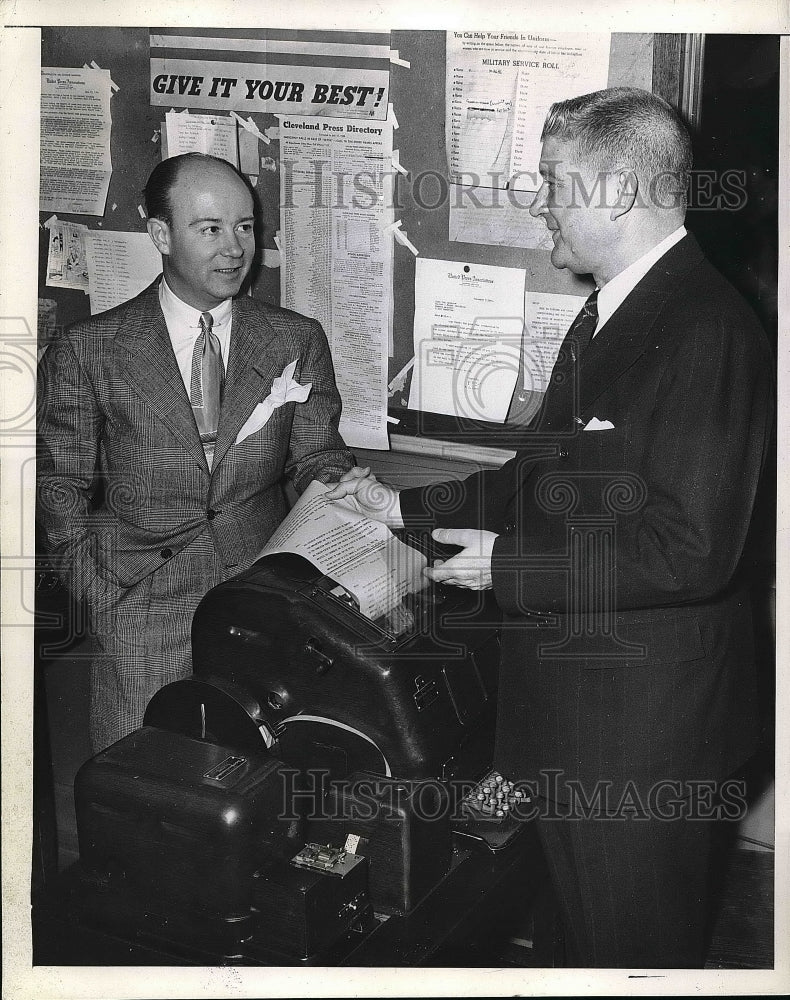 1944 Press Photo Hugh Baillie of United Press &amp; Louis Seltzer of Cleveland Press - Historic Images