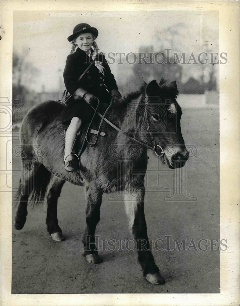 1943 Clare Cotton Daughter Of Brazilian Consulate Riding Pony - Historic Images