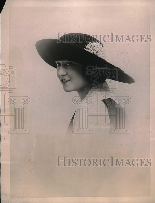 1922 model showing off black velvet hat  - Historic Images
