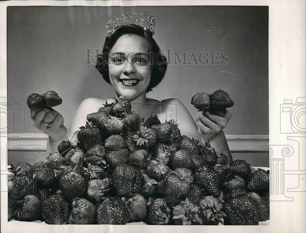 1955 Wendy Smith the Long Island Strawberry Queen  - Historic Images
