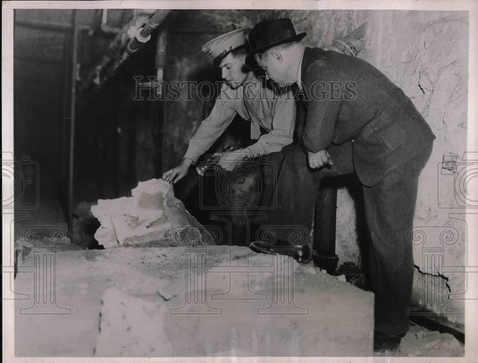 1936 Press Photo Guard Joseph Sharol Points To Concrete Overturned By Felons - Historic Images