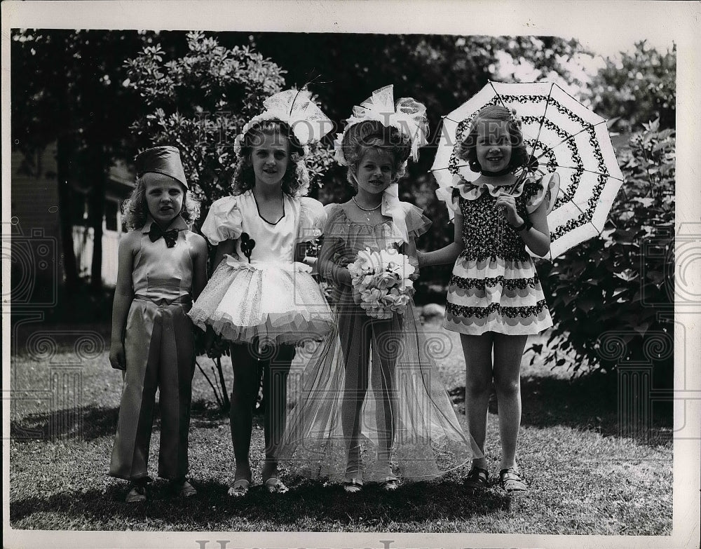 Betty Leedy, Marguerite Leedy, Sandra Rubia, Beth Lorenz at picnic - Historic Images
