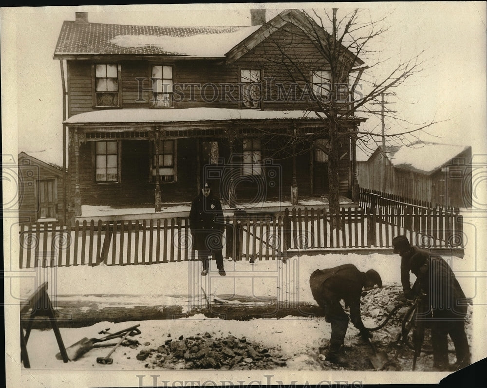 1925 Press Photo House where family wuped out by Gas Fumes - Historic Images