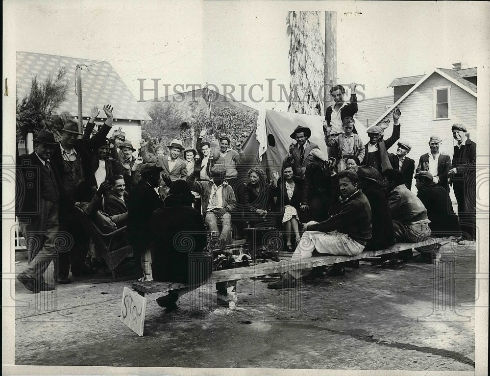 1933 Press Photo Guard Crowd as Family Evicted Bundy - nea52813 - Historic Images