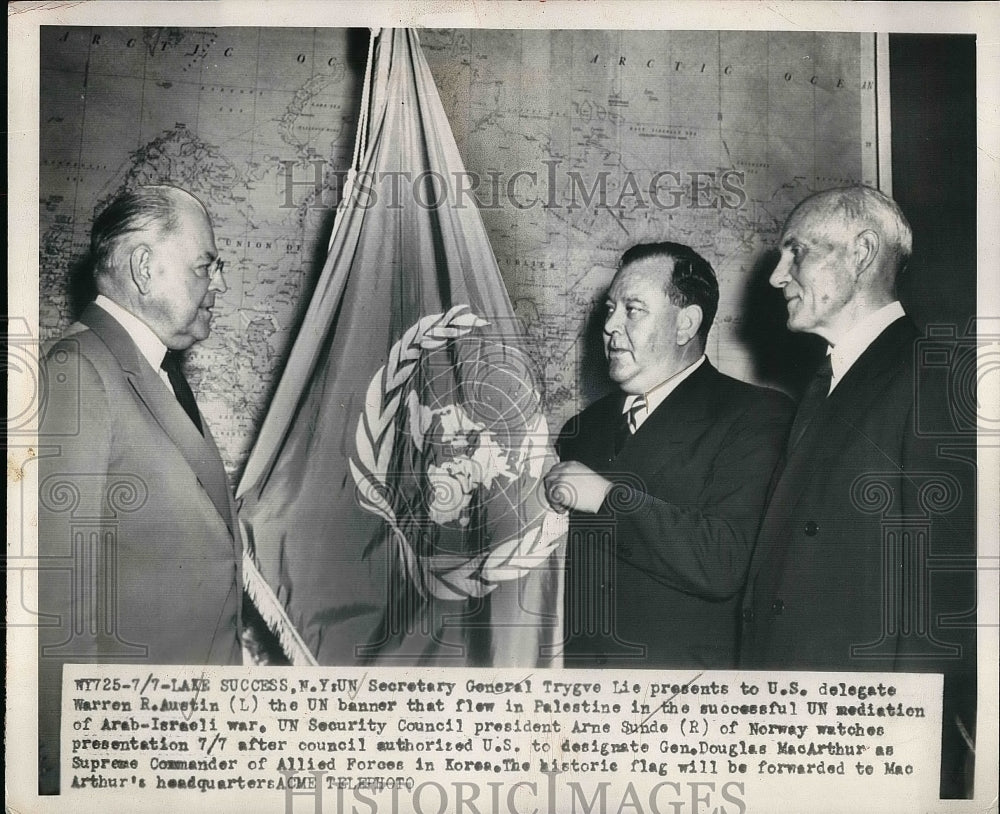 1950 Press Photo UN Secretary General Trygve Lie Presents UN Banner To Delegate-Historic Images