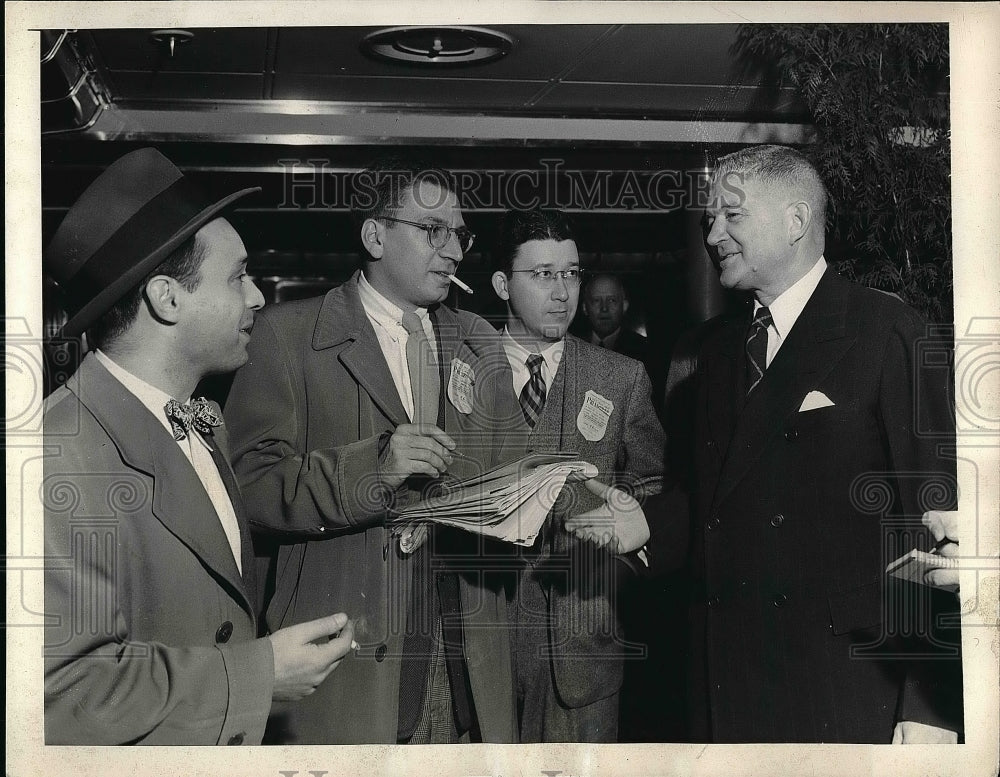 1946 Press Photo Hugh Baillie, United Press President Interviewed By Reporters - Historic Images