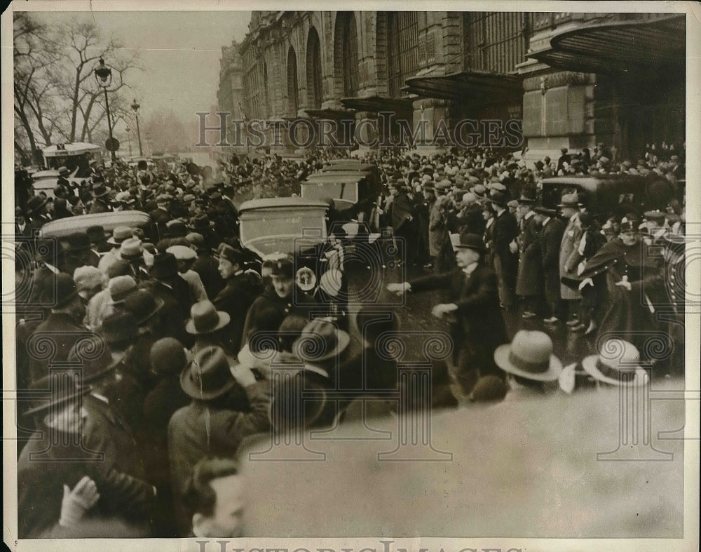 1931 French Crowds Cheer Spanish Queen Victoria At Gare D'Orsay - Historic Images
