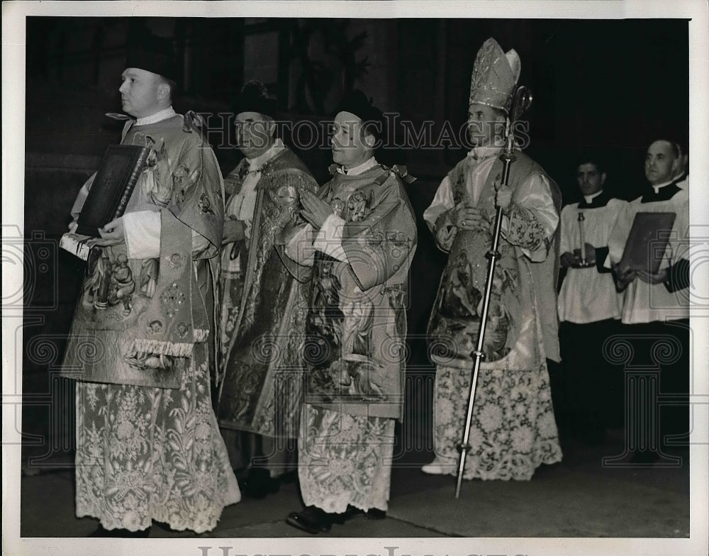 1939 Press Photo Bishop Stephen Donahue Arrives For Installation Ceremonies - Historic Images