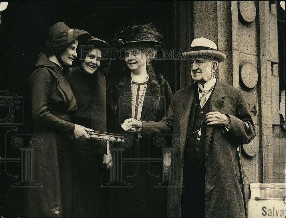 1922 88 Yr. Old Senator Chauncy Depew Contributes To Salvation Army - Historic Images