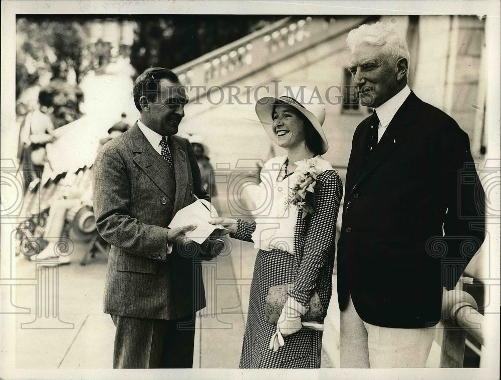1931 Press Photo Doctor Cary Grayson Presenting Award to Helen Dale - nea52939 - Historic Images