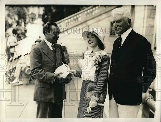 1931 Press Photo Doctor Cary Grayson Presenting Award to Helen Dale - nea52939 - Historic Images