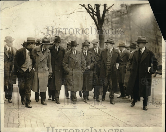 1924 Dr. Cary Grayson dogged by press en route to Wilson home - Historic Images
