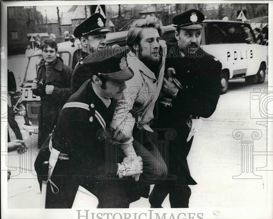 1970 Press Photo Anti-American Protestors Burn US Flag Outside Embassy In Sweden - Historic Images