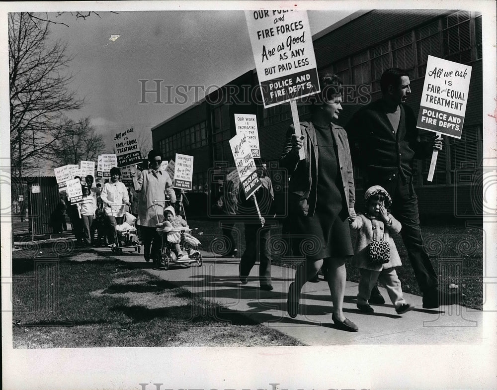 1970 Press Photo Protestors March For Fair Payment For Police And Firefighters - Historic Images