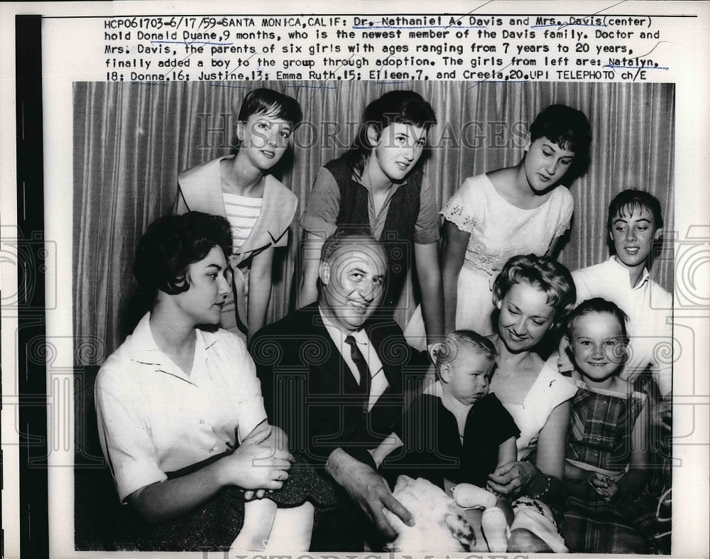 1959 Press Photo Dr Nathaniel A Davis &amp; Family - nea53100-Historic Images