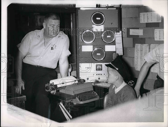 1959 Press Photo James Pat Doeringsfield & Police Sgt Daale Schawitch - Historic Images