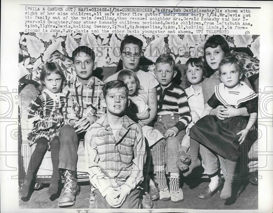 1960 Press Photo Mrs Bob Davis With Eight Of Nine Children After Home Destroyed - Historic Images