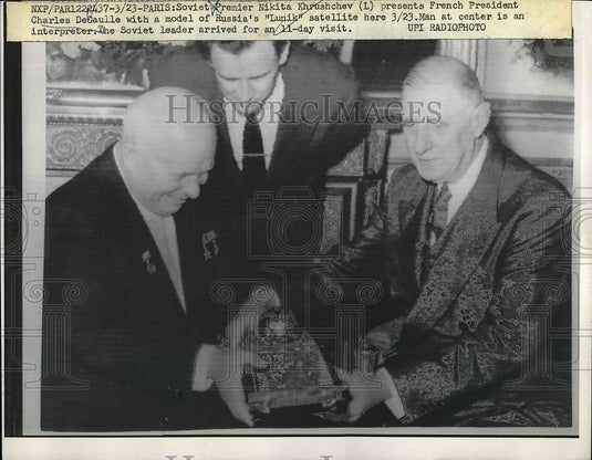 1960 Press Photo Soviet Premier Nikita Krushchev Gives Model Of Lunik Satellite - Historic Images