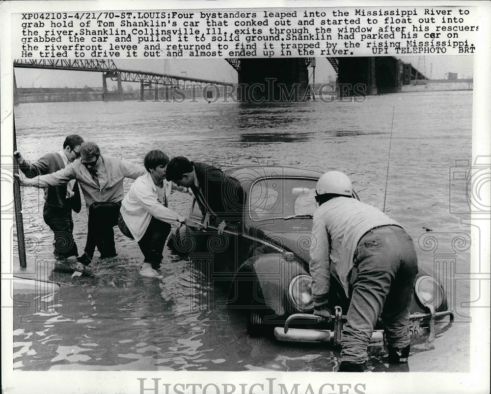 1970 Bystanders Leaped into Mississippi River Tom Shanklins car - Historic Images