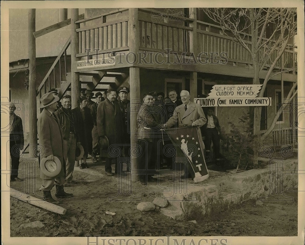 1944 Press Photo Governor Dempsey Holding Treasury's Minute Men Banner - Historic Images