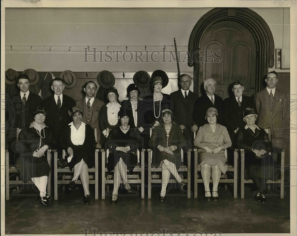 1928 Press Photo People Sitting In Chairs In Room - Historic Images