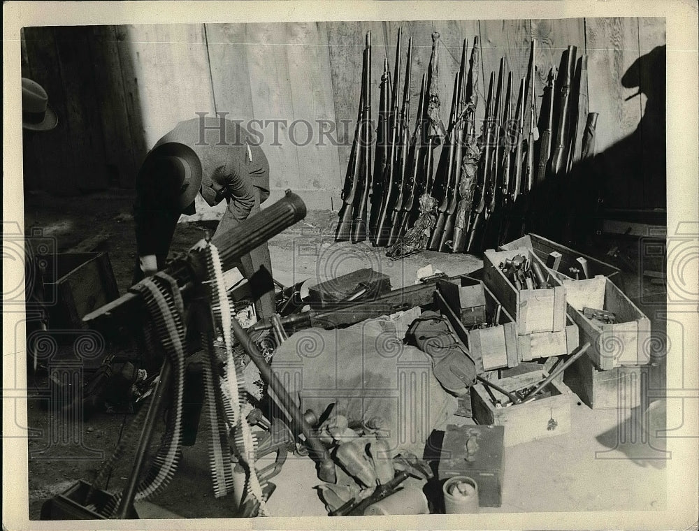 1929 Press Photo Weapons In Room Being Checked Before Transfer To Police Station - Historic Images
