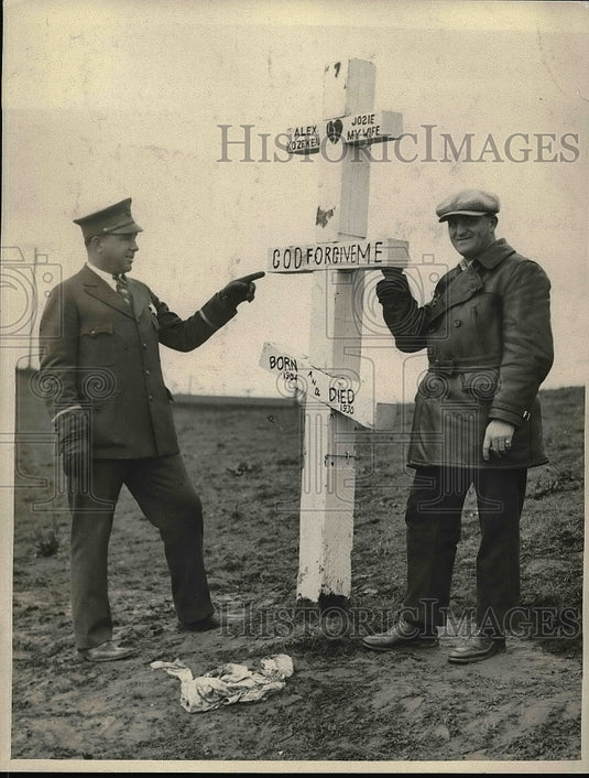 1930 Press Photo Police Chief Louis Bellonie Pointing To Love Crucifix Scene - Historic Images
