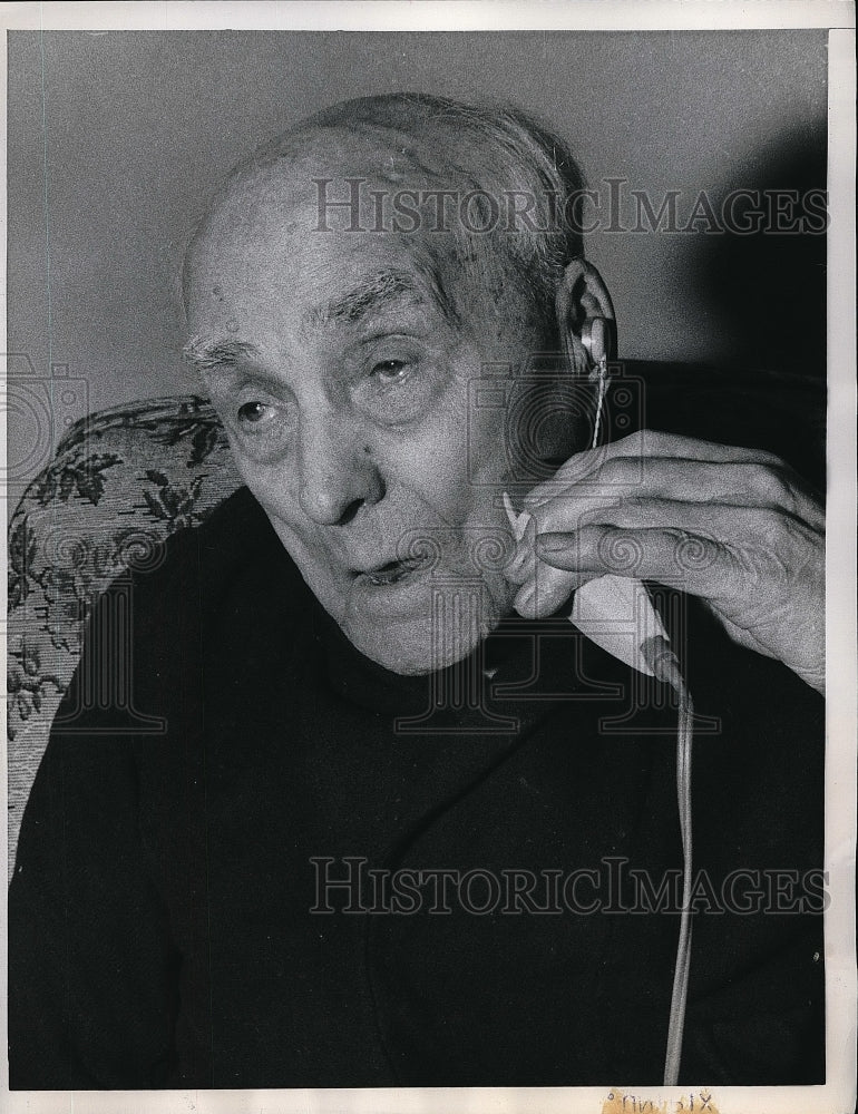 1959 Matt Geigel Using Electric Razor While Shaving  - Historic Images