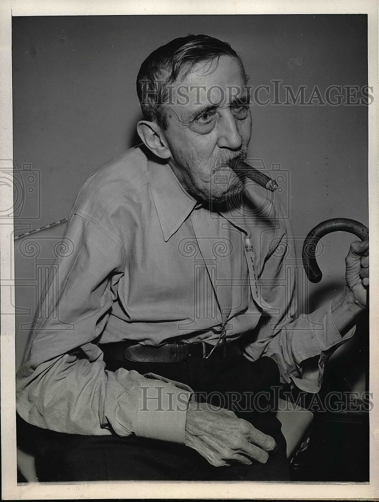 1945 H.W. Bennett Celebrating 105th Birthday In Philadelphia - Historic Images