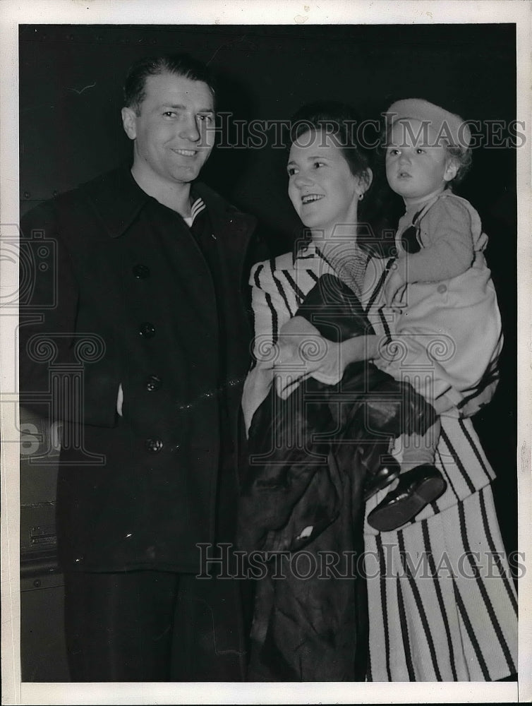 1946 Navy Veteran Jack DeCourcey &amp; Wife With Son Earle Robbin - Historic Images