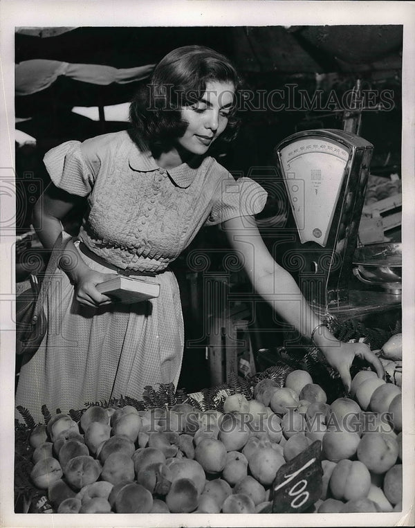 1952 Model Miss Europe Gunseli Bazar At Outdoor Market In Rome ...