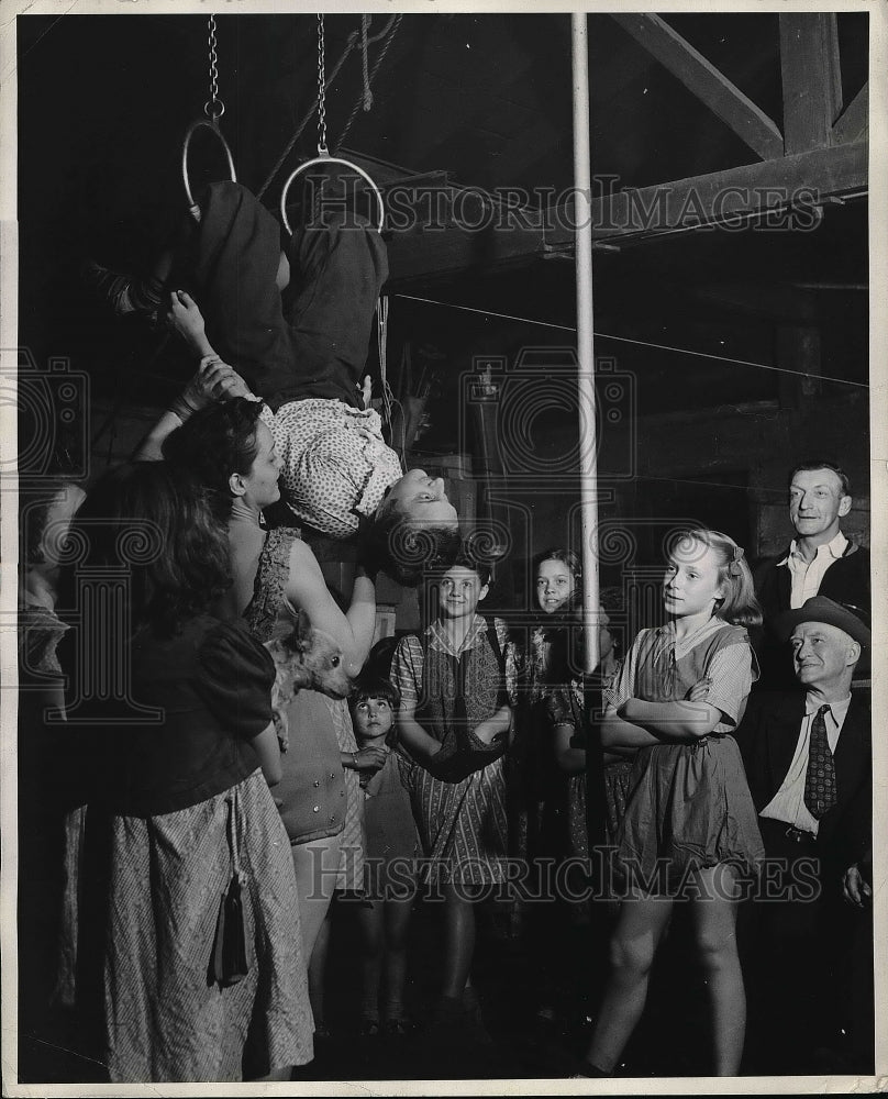 1942 Press Photo Nancy Darnelll Teaching Pupil on The RIngs - nea53274 - Historic Images