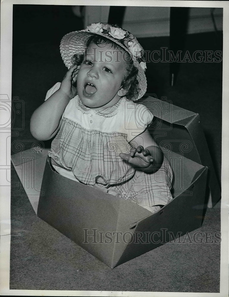 1963 Press Photo Lorraine DeSantis Tries On Easter Outfit And Site In Hat Box - Historic Images