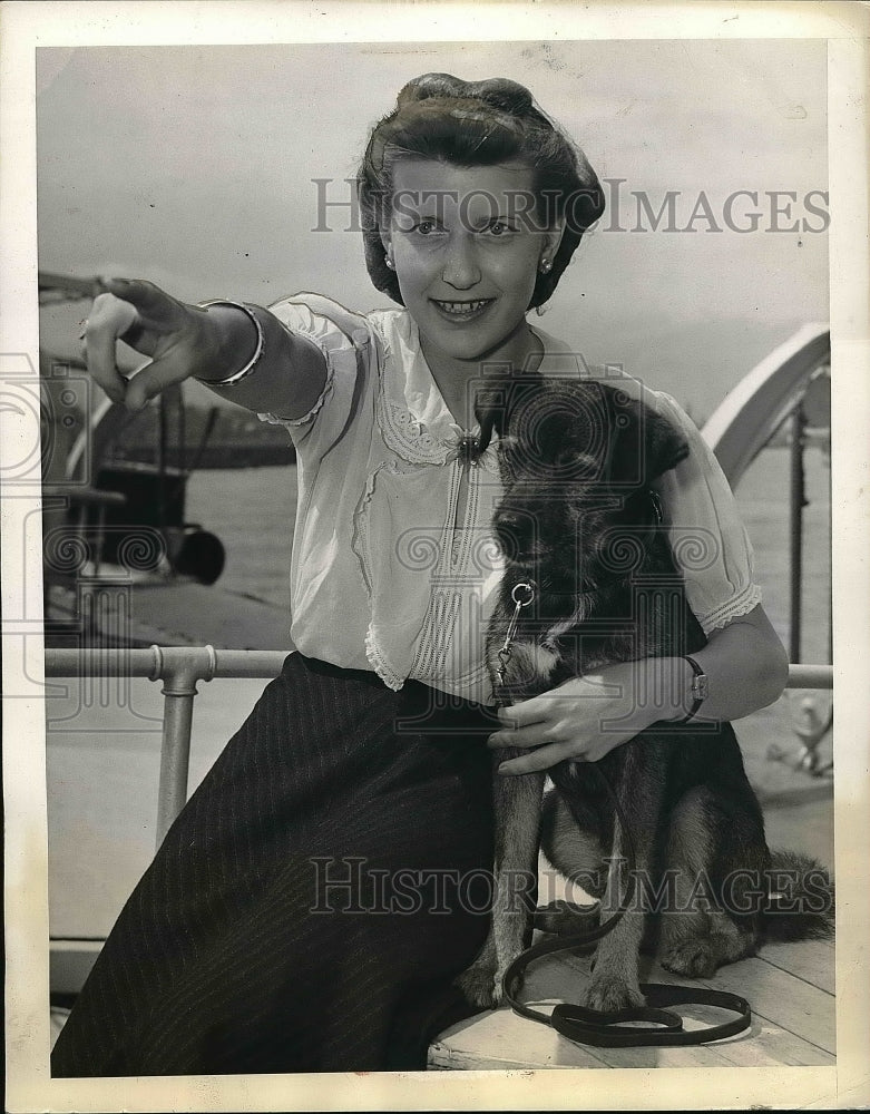 1941 Press Photo Miss Margarita Velez &amp; Dog Tiger Arrive On SS Magallanes - Historic Images