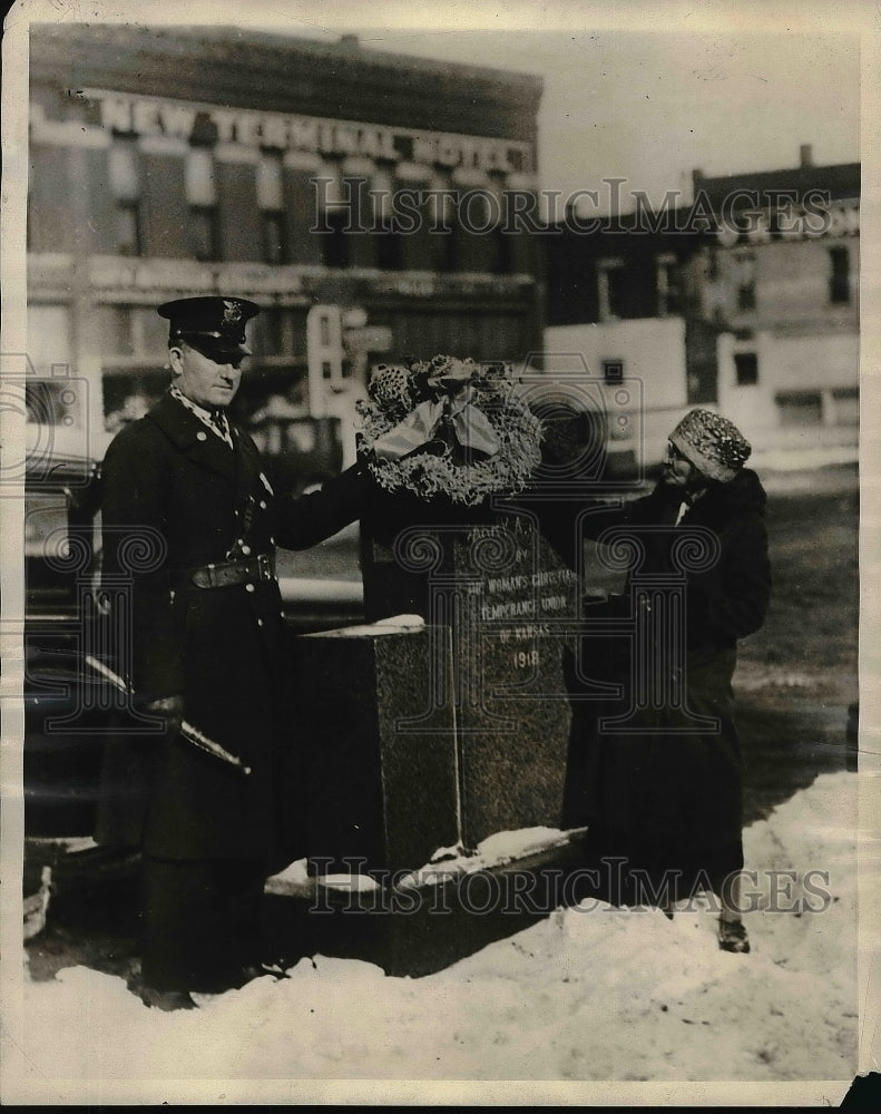 1930 Press Photo Placing Wreath on Memorial to Dry Crusader - nea53347 - Historic Images