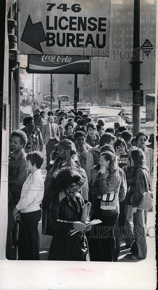 1942 Press Photo Crowd Outside Licensee Bureau - nea53355 - Historic Images