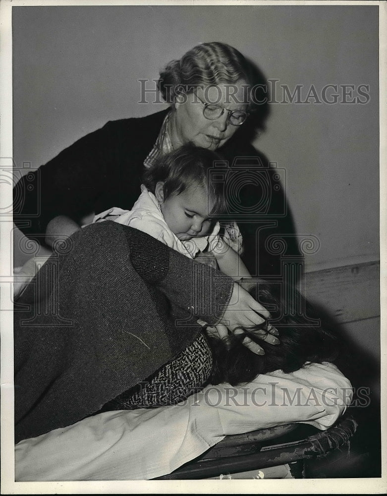 1942 Press Photo Mrs Verda Green, Mother Estelle Shaw & Baby mary - nea53365-Historic Images